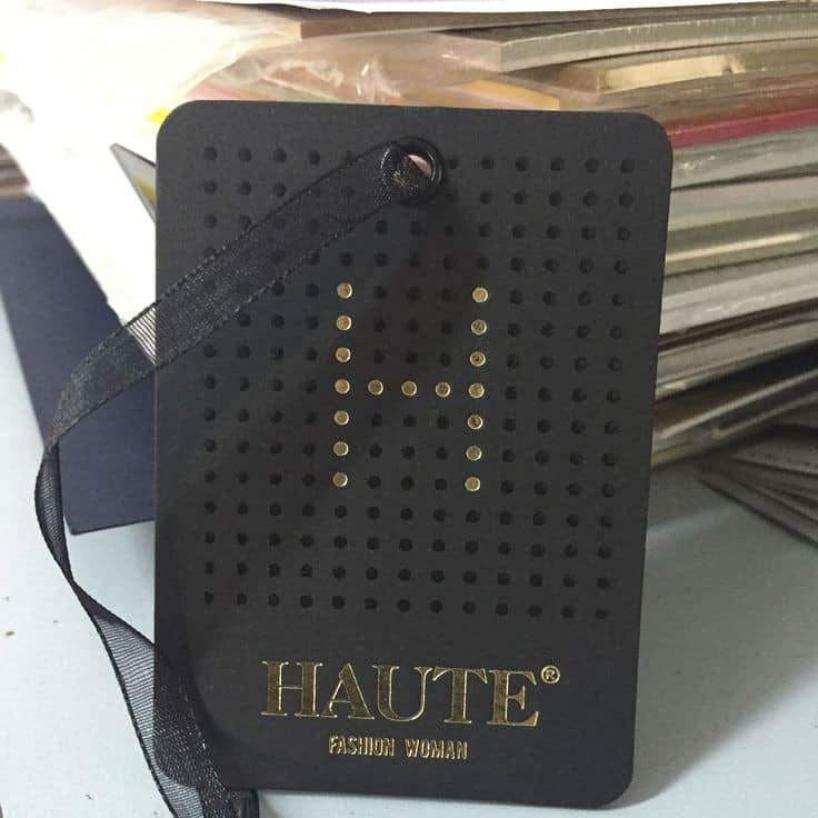 طراحی و چاپ کارت آویز لباس با لوگوی اختصاصی